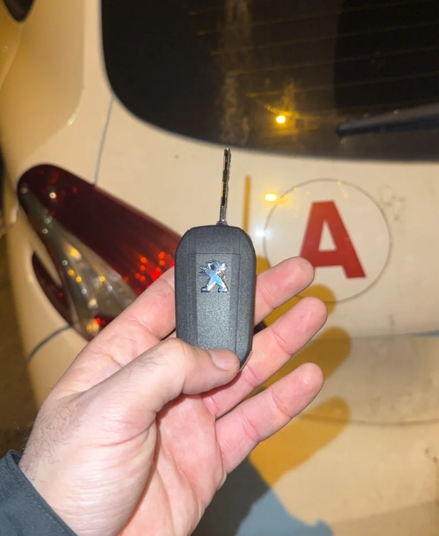 Détail d’une clé automobile réalisée devant le véhicule