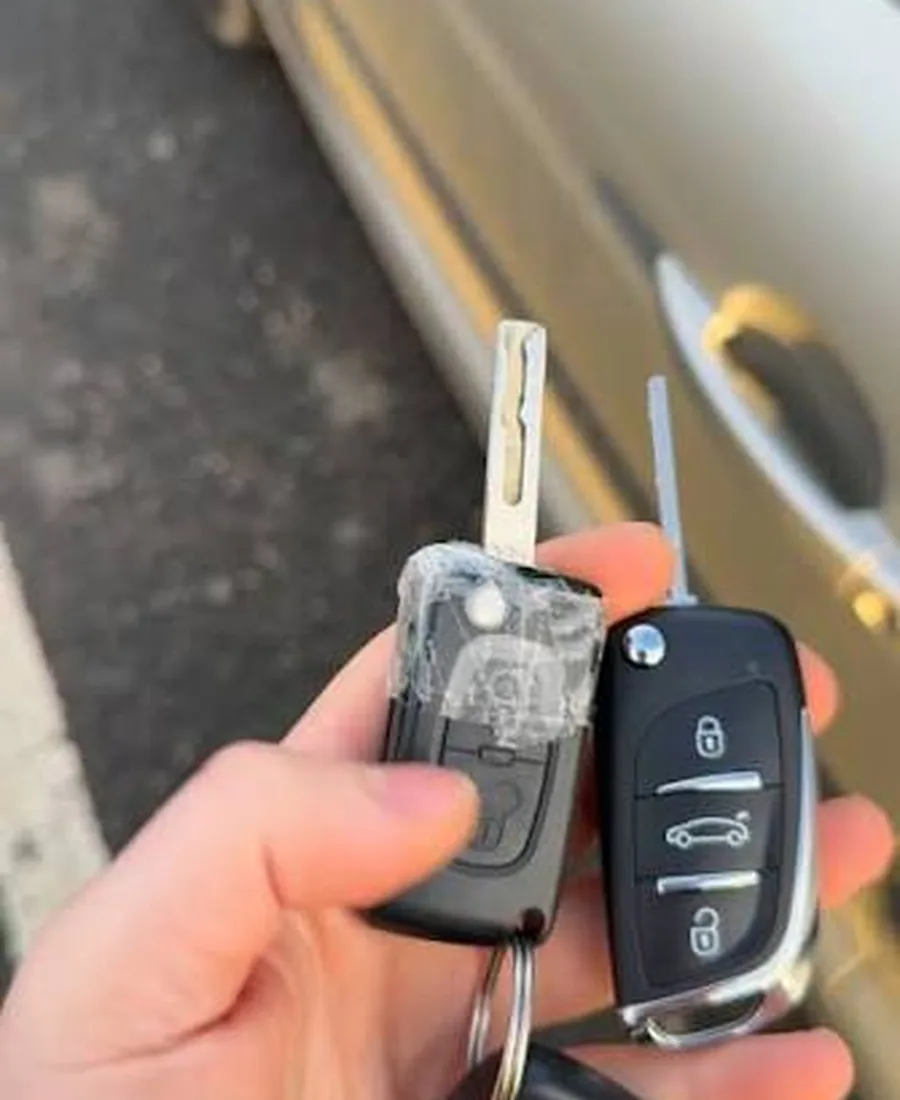 Plusieurs clés automobiles après reproduction